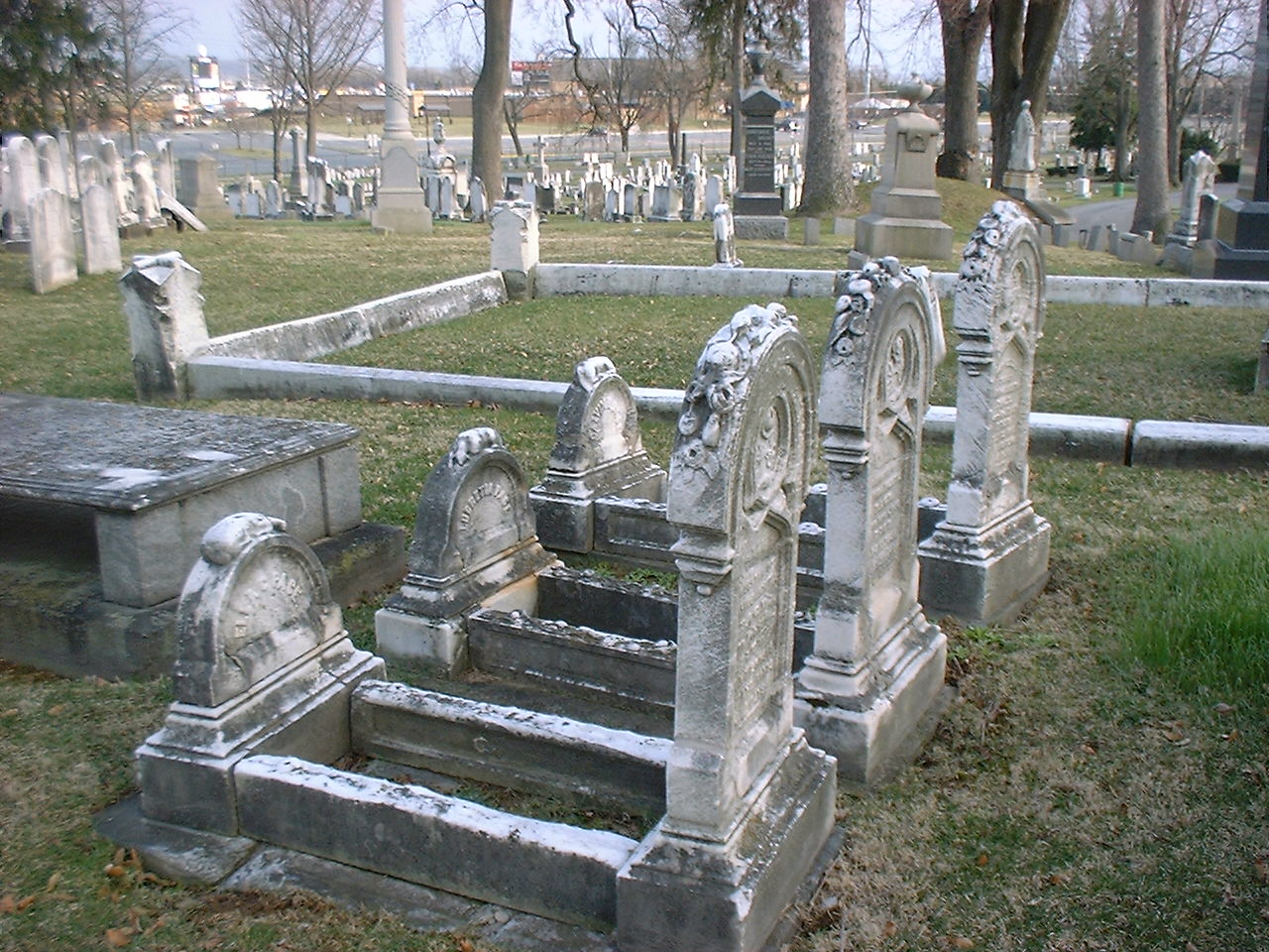 Кровать на кладбище